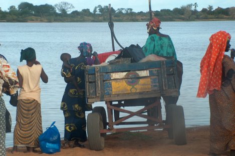 Donne in attesa sulle rive del Niger